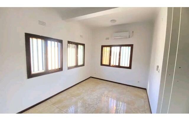 *Arrenda-se linda duplex tipo-3 R/C no bairro Mussumbuluco, a  5min da EN-4( Novare)*