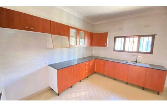 *Arrenda-se linda duplex tipo-3 R/C no bairro Mussumbuluco, a  5min da EN-4( Novare)*