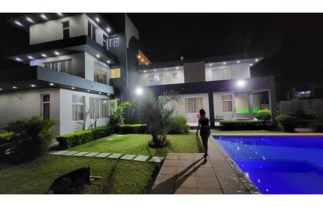 Vende-se Luxuosa Moradia T5 no Mapulene