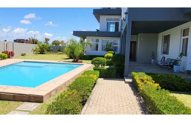 Vende-se Luxuosa Moradia T5 no Mapulene
