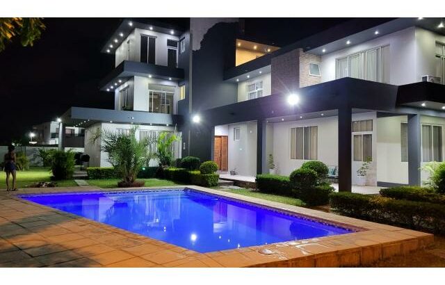 Vende-se Luxuosa Moradia T5 no Mapulene