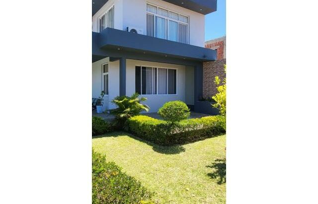 Vende-se Luxuosa Moradia T5 no Mapulene