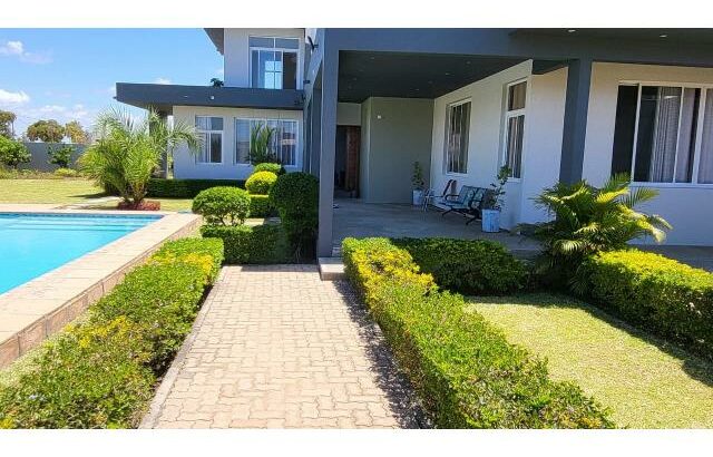 Vende-se Luxuosa Moradia T5 no Mapulene