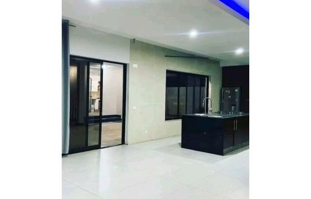 Vende se uma vivenda tipo 4 no bairro do triunfo com anexo