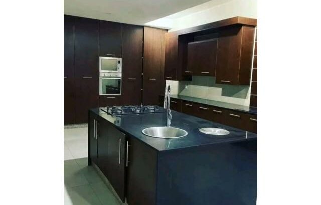 Vende se uma vivenda tipo 4 no bairro do triunfo com anexo