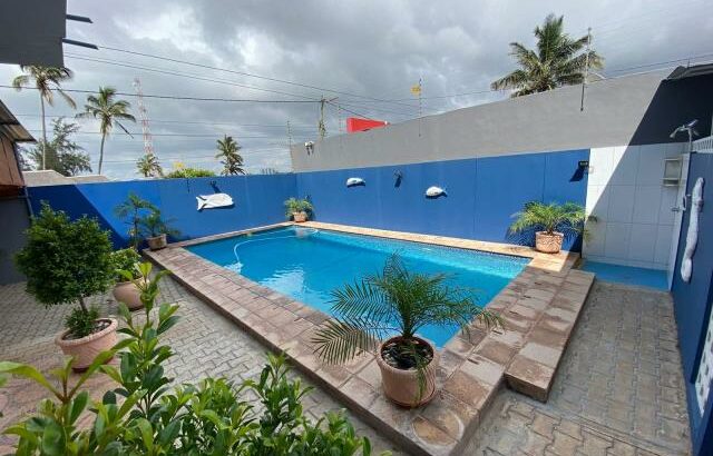 Arrenda-se e vende-se Luxuosa Moradia T5 na Av. Marginal