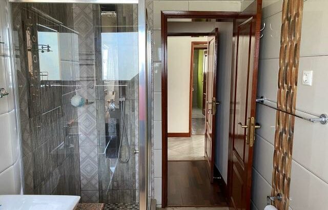 Arrenda-se e vende-se Luxuosa Moradia T5 na Av. Marginal