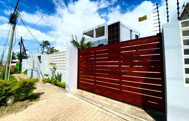 Arrenda-se e vende-se Luxuosa Moradia T5 na Av. Marginal