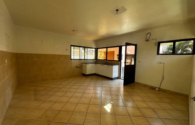 Arrenda-se Belíssima Moradia T4 na sommerschield II café sol