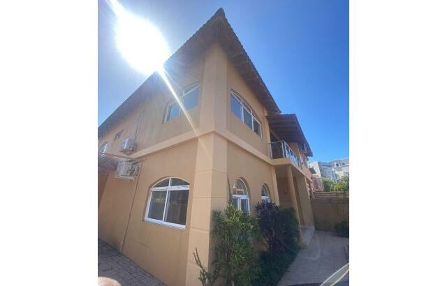 Arrenda-se Luxuosa Moradia T4 no condomínio Triunfo