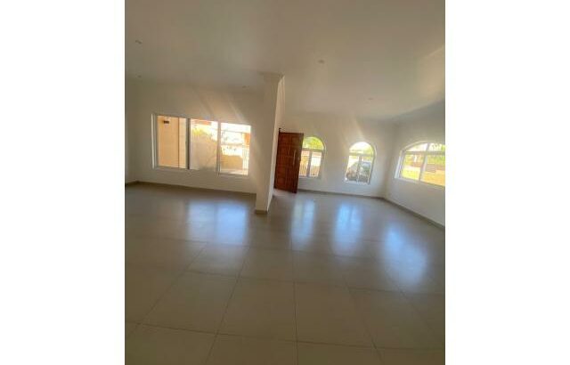 Arrenda-se Luxuosa Moradia T4 no condomínio Triunfo