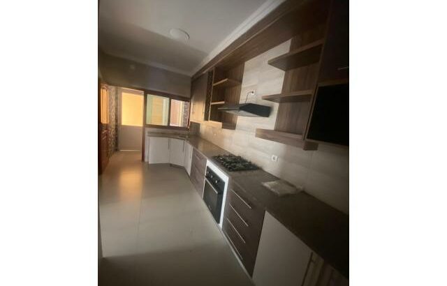 Arrenda-se Luxuosa Moradia T4 no condomínio Triunfo