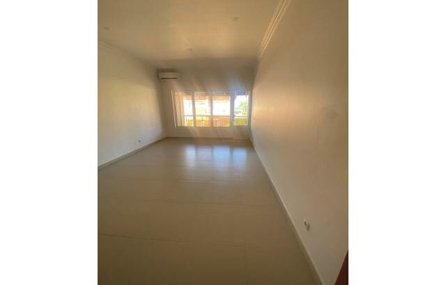 Arrenda-se Luxuosa Moradia T4 no condomínio Triunfo