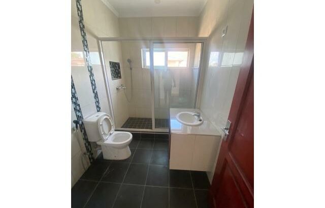 Arrenda-se Luxuosa Moradia T4 no condomínio Triunfo