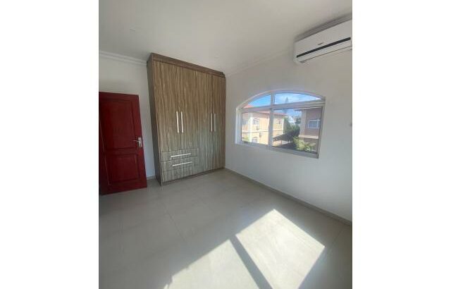 Arrenda-se Luxuosa Moradia T4 no condomínio Triunfo