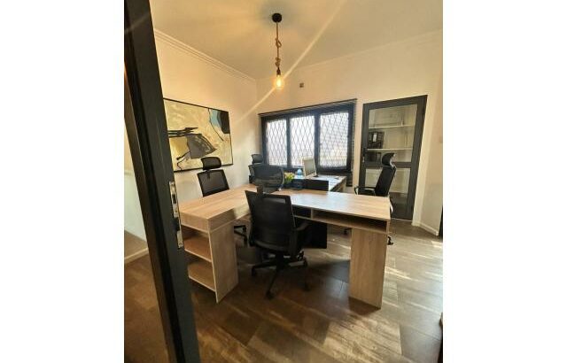 Arrenda-se escritório com 5 compartimentos no museu