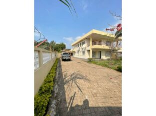 Arrenda-se Belíssima Geminada T3 no condomínio vila sol