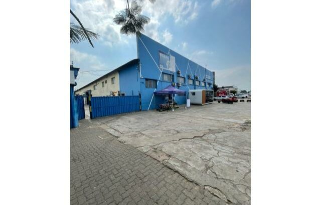 Vende-se grandes Armazéns na AV. FPLM