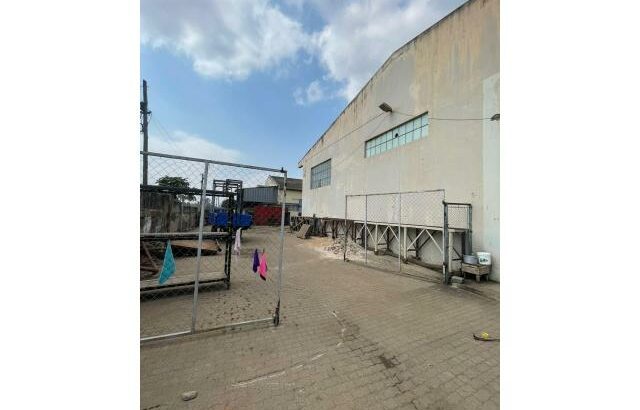 Vende-se grandes Armazéns na AV. FPLM