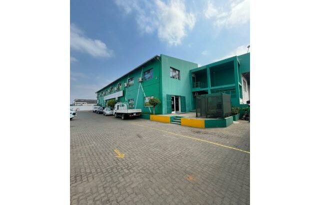 Vende-se grandes Armazéns na AV. FPLM