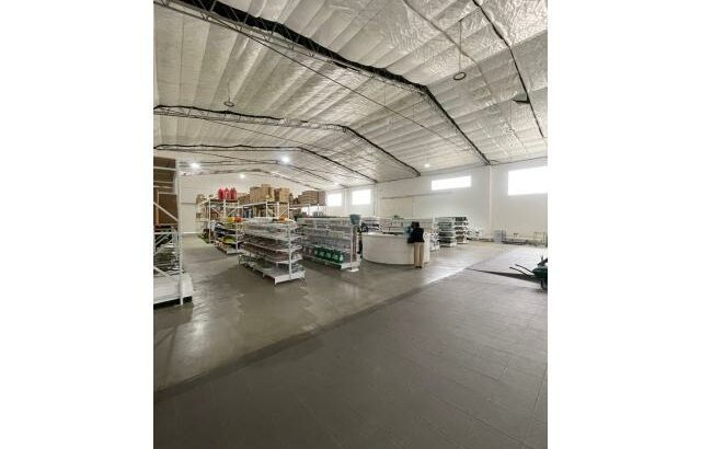 Vende-se grandes Armazéns na AV. FPLM