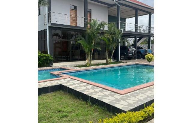 Vende-se Luxuosa Moradia T4 na Matola Gare