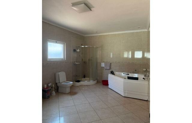 VENDE-SE MORADIA T7 INDEPENDENTE–Av. Marginal, Triunfo Velho (Vista para o Mar🌊) Preço: 800.000 USD