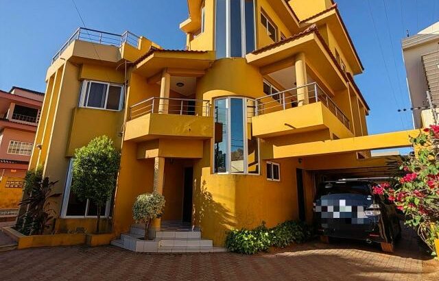 VENDE-SE MORADIA T7 INDEPENDENTE–Av. Marginal, Triunfo Velho (Vista para o Mar🌊) Preço: 800.000 USD