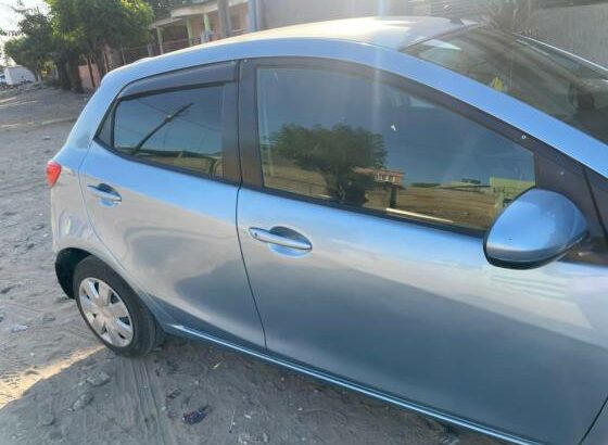 Mazda Demio limpo aproveita