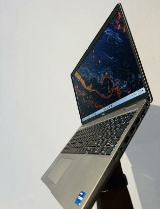 Dell Latitude 5521 UltraBook Machine 11 TH Generation Intel Core i7-11850H 2.50GHZ (16 CPUS ) 16 GB DDR4 SDRAM 512 GB SSD Intel UHD Graphics 15.6 Pole