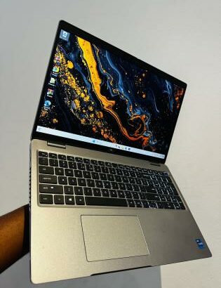 Dell Latitude 5521 UltraBook Machine 11 TH Generation Intel Core i7-11850H 2.50GHZ (16 CPUS ) 16 GB DDR4 SDRAM 512 GB SSD Intel UHD Graphics 15.6 Pole