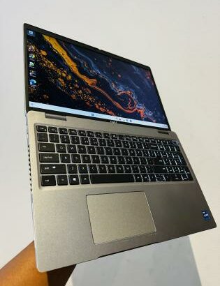 Dell Latitude 5521 UltraBook Machine 11 TH Generation Intel Core i7-11850H 2.50GHZ (16 CPUS ) 16 GB DDR4 SDRAM 512 GB SSD Intel UHD Graphics 15.6 Pole