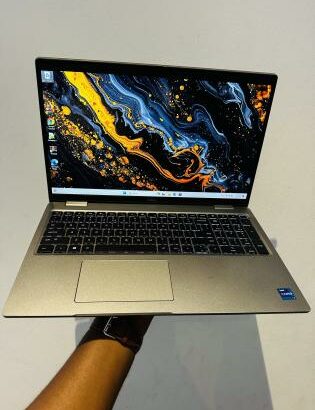 Dell Latitude 5521 UltraBook Machine 11 TH Generation Intel Core i7-11850H 2.50GHZ (16 CPUS ) 16 GB DDR4 SDRAM 512 GB SSD Intel UHD Graphics 15.6 Pole