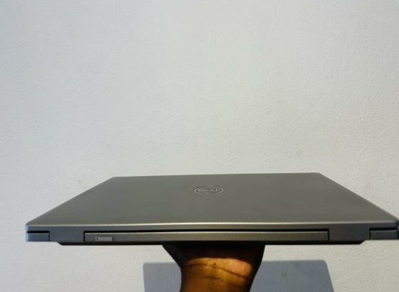 Dell Latitude 5521 UltraBook Machine 11 TH Generation Intel Core i7-11850H 2.50GHZ (16 CPUS ) 16 GB DDR4 SDRAM 512 GB SSD Intel UHD Graphics 15.6 Pole