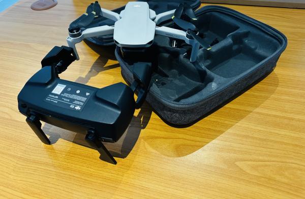 Drone em Promoção  DJI Ma Vic  Mini C2 Semi Novo  Com Bolsa  Controle Remoto Cabos Completos  Preço:26.500.00MT