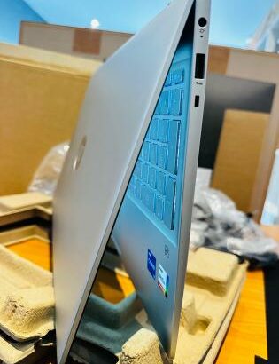 HP Pavilion 15 Touch 15.6 i5 13th 8GB RAM 512GB SSD