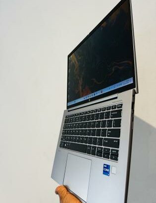 HP ZBook Firefly 14 Inch G10 Mobile Workstation PC 13Th Generation  Intel core I7-1365U  12 CPUs  16GB DDR5 SDRAM 256 GB Storage SSD  14 Polegadas Int