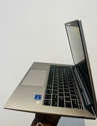 HP ZBook Firefly 14 Inch G10 Mobile Workstation PC 13Th Generation  Intel core I7-1365U  12 CPUs  16GB DDR5 SDRAM 256 GB Storage SSD  14 Polegadas Int