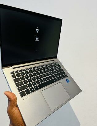 HP ZBook Firefly 14 Inch G10 Mobile Workstation PC 13Th Generation  Intel core I7-1365U  12 CPUs  16GB DDR5 SDRAM 256 GB Storage SSD  14 Polegadas Int