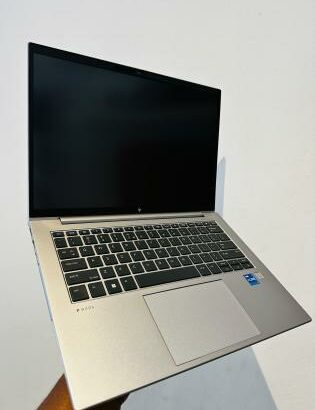 HP ZBook Firefly 14 Inch G10 Mobile Workstation PC 13Th Generation  Intel core I7-1365U  12 CPUs  16GB DDR5 SDRAM 256 GB Storage SSD  14 Polegadas Int