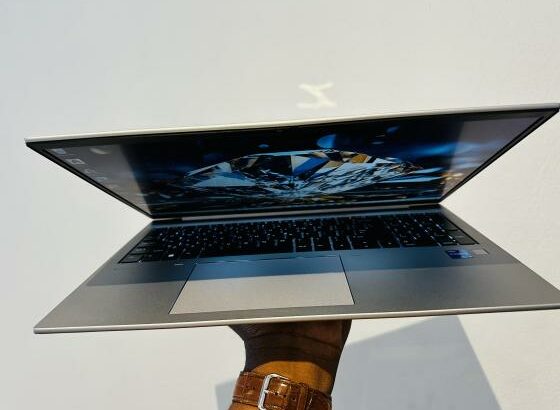 HP Zbook Firefly 16 inch G9 Mobile Workstation PC Revestimento Metálico  Limpinho Como Novo  Intel Core I5-1235U  1.30GHZ (12 CPUS) 12TH Gen( Décima S