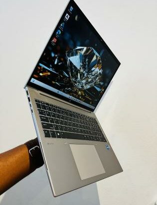 HP Zbook Firefly 16 inch G9 Mobile Workstation PC Revestimento Metálico  Limpinho Como Novo  Intel Core I5-1235U  1.30GHZ (12 CPUS) 12TH Gen( Décima S