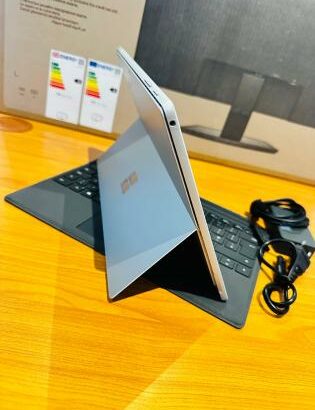 Microsoft Surface Detachable Touchscreen i5 7th 8GB RAM 256GB SSD