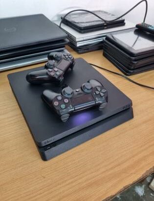 PlayStation 4 Slim 500GB 2 joys