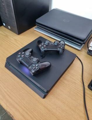 PlayStation 4 Slim 500GB 2 joys
