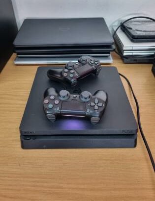 PlayStation 4 Slim 500GB 2 joys