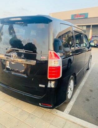 Toyota Noah 2010