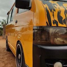 Vendo min bus Quantum  Motor 2kd Caixa automática  Com baixa compreensão  350.000.00MT Fixo 15 lugares pago com cadeiras  Localização Maputo disponibi