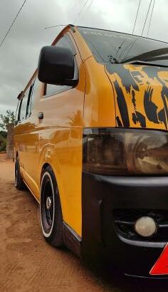 Vendo min bus Quantum  Motor 2kd Caixa automática  Com baixa compreensão  350.000.00MT Fixo 15 lugares pago com cadeiras  Localização Maputo disponibi