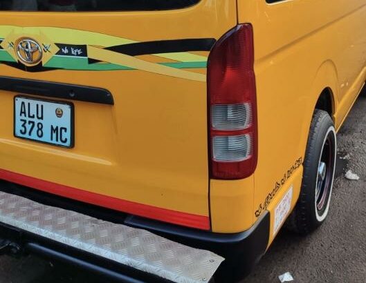 Vendo min bus Quantum  Motor 2kd Caixa automática  Com baixa compreensão  350.000.00MT Fixo 15 lugares pago com cadeiras  Localização Maputo disponibi
